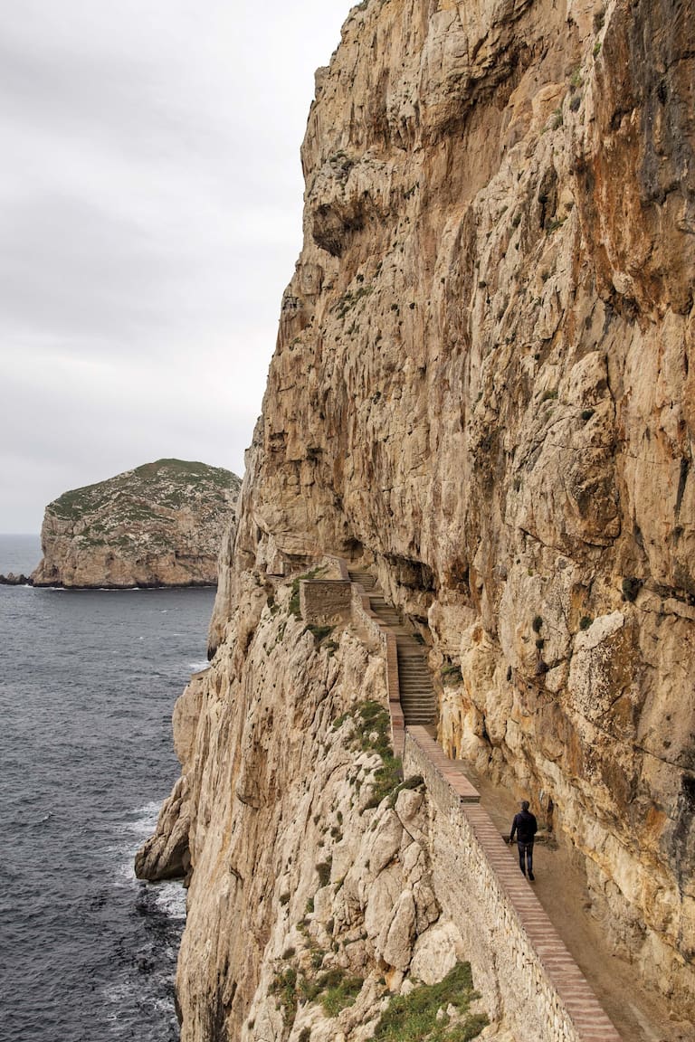 Un tramo de la extensa escalera que llega hasta la Gruta de Neptuno
