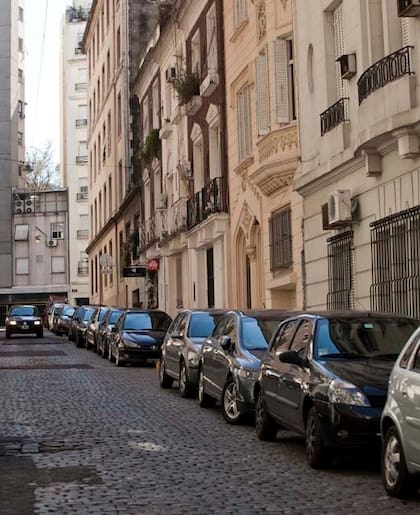 Un "trapito" organiza los vehículos en las calles de La Isla