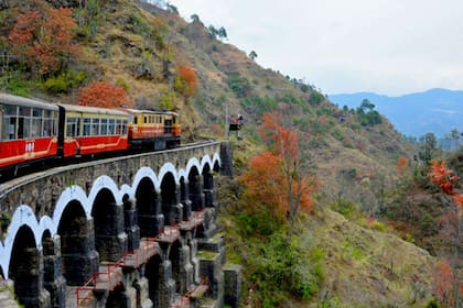 Un trayecto impactante que asciende hacia las montañas del Himalaya