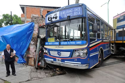 Un tren carguero embistión a un colectivo de la línea 64 en el barrio de La Boca