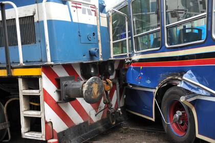 Un tren carguero embistión a un colectivo de la línea 64 en el barrio de La Boca