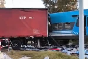 Un tren chocó con un camión: el servicio del San Martín funciona limitado y hay personas queriendo robar la carga