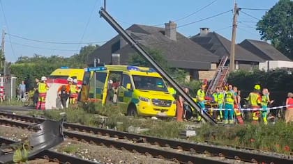 Un tren chocó contra un autobús escolar en Bélgica y hay al menos cuatro muertos.