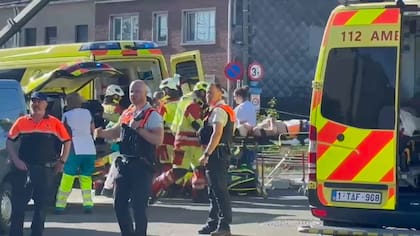 Un tren chocó contra un autobús escolar en Bélgica y hay al menos cuatro muertos.