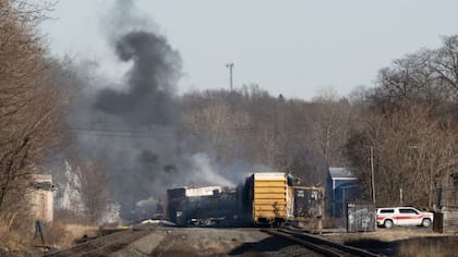 Un tren de carga que transportaba productos químicos peligrosos descarrila en East Palestine, Ohio
