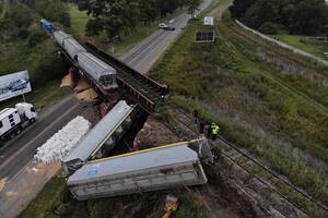 Un tren de cargas de la empresa Belgrano Cargas descarriló anoche cerca del acceso oeste a Rosario, al sur de esta provincia, y cuatro vagones cargados con cereales provocaron el desmoronamiento de parte de la estructura del puente “La Virginia”, en inmediaciones a la ciudad de Pérez