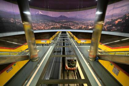 Un tren del nuevo Metro de Quito llega a la estación Iñaquito