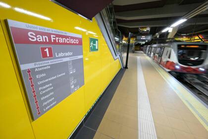Un tren del nuevo Metro de Quito llega a la estación San Francisco