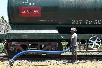 Un tren especial de 50 vagones, cargados con 2,5 millones de litros de agua, llegó hoy Chennai