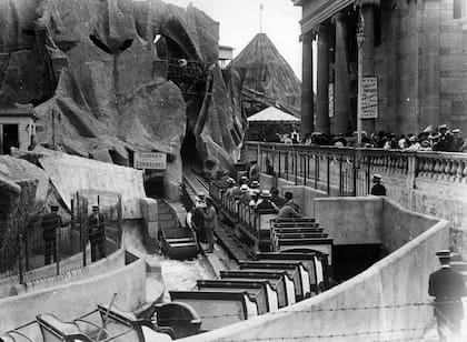 Un tren panorámico recorría el interior de la réplica del Monte Fuji y hacía un camino de 1400 metros en el Parque Japonés
