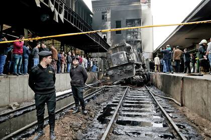 Un tren se estrelló contra una barrera dentro de la estación causando una explosión del tanque de combustible y provocando un enorme incendio, hay al menos 20 muertos