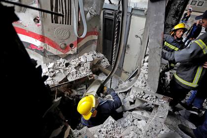 Por el violento impacto el tanque de combustible explotó y provocó un enorme incendio que envolvió gran parte de la estación