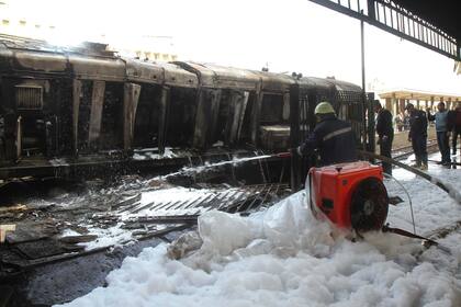 Los bomberos trabajan para apagar definitivamente el fugo