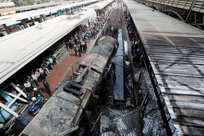 Bombero y rescatistas trabajan en el lugar del accidente