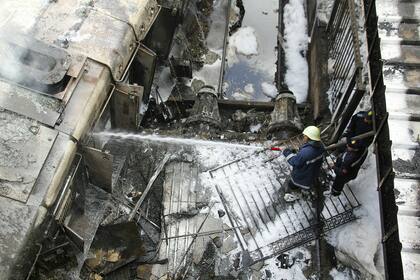 Los bomberos trabajan para apagar todos los focos de incendio