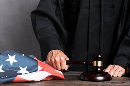 Un tribunal de apelaciones bloqueó la revocación del TPS a afganos por parte de Trump
