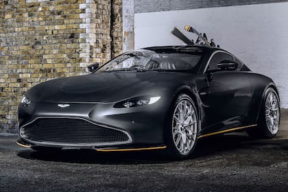 Un tributo al V8 Vantage 1987 de Su nombre es peligro con Timothy Dalton. Tiene un V8 4.0 L biturbo de 510 CV