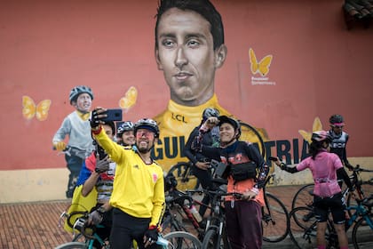 Un tributo para Egan Bernal en su ciudad natal Zipaquirá, en Colombia, luego de haberse impuesto en el Giro de Italia