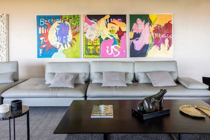 Un tríptico de Protoboca en la casa de María y Felipe Rozenmuter.