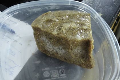 Un trozo de Pykrete, realizado con agua y pulpa de madera