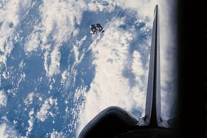 Un trozo del transbordador espacial Challenger que orbitaba la Tierra en febrero de 1984. En la actualidad, más de 2500 objetos de más de 10 centímetros orbitan a una altitud de 400 kilómetros o por debajo de esa altura