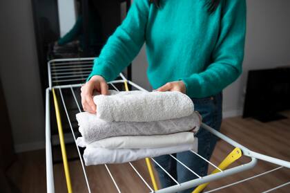 Un truco eficaz para secar la ropa en interiores consta de dejar cerca una bolsa de agua caliente