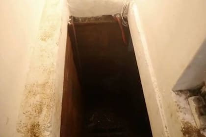 Un túnel escondido en la residencia conectaba con el alcantarillado de la ciudad, y por allí escapó el narcotraficante, aunque poco tiempo más tarde fue atrapado