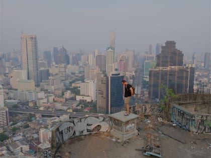Un turista desafía la prohibición de subir hasta la cima del rascacielo.