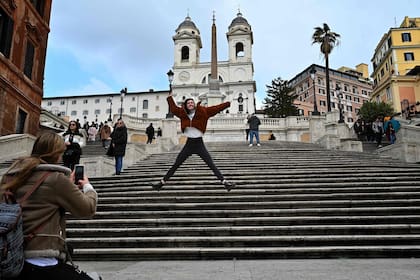 La Plaza de España es uno de los puntos turísticos más famosos de Roma. Toma su nombre de la sede de la embajada española ante la Santa Sede y ante la Orden de Malta