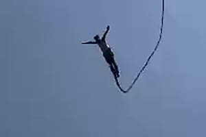 Bungee Jumping: un turista saltó al vacío atado desde los pies y la cuerda se le cortó