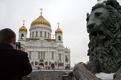 Un turista toma una foto de la iglesia central de la ortodoxia en Moscú