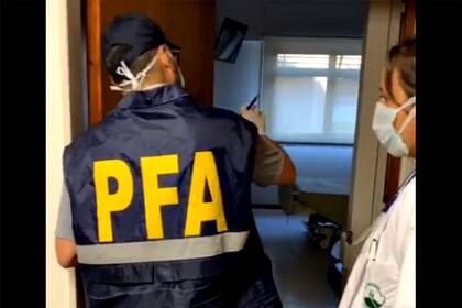 Un uniformado dela Policía Federal se presentó en la clínica donde está aislado el acusado de contagiar a 11 personas