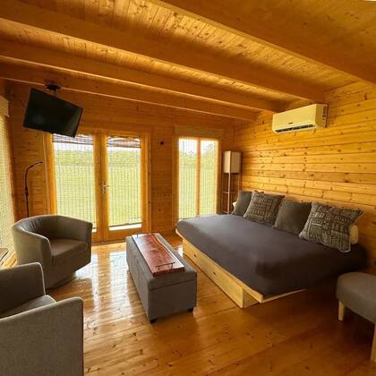 Un usuario adaptó su cabaña prefabricada para rentarla (Instagram @allwoodoutlet)