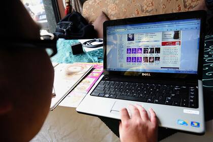 Un usuario chino accede a un sitio de citas. La plataforma OKCupid publicó un estudio en donde admite haber manipulado las relaciones entre sus usuarios