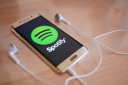 Un usuario de Bulgaria creo 1200 cuentas para escuchar en loop listados de canciones que le reportaban ganancias. No pudo ser penado.