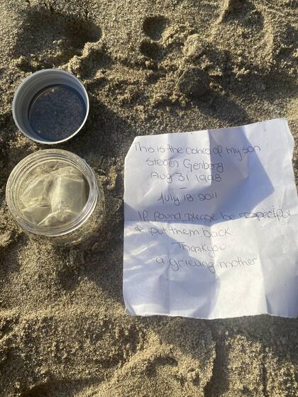 Un usuario de Reddit halló las cenizas de un joven que falleció en 2011 junto con una carta de su madre