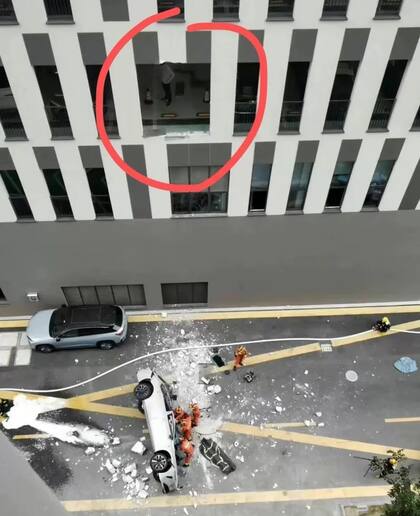 Un usuario de redes sociales publicó una foto, aparentemente tomada desde un edificio en las inmediaciones, marcando con un círculo rojo la ventana desde donde presumiblemente cayó el automóvil