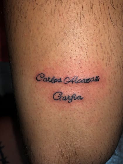 Un usuario de Twitter se tatuó mal el nombre del tenista español Carlos Alcaraz.