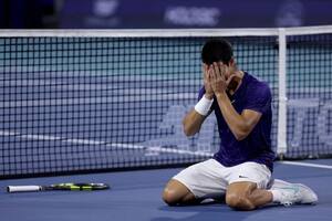 Quiso tatuarse el nombre de su ídolo Carlos Alcaraz, pero en el apuro algo salió mal