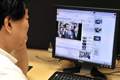 Un usuario japonés mira un video en YouTube. El servicio de Internet mediante fibra óptica ya llega al 40 por ciento de los hogares nipones