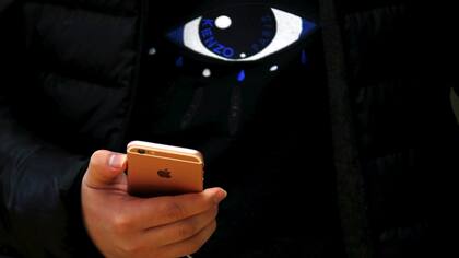 Un usuario prueba el iPhone 6 en una tienda de Apple. La compañía enfrenta al FBI, que exige el desbloqueo del smartphone de un terrorista involucrado en el tiroteo de San Bernardino