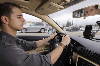 Un usuario utiliza Waze en Menlo Park, California. Google busca sumar la energía que aporta la comunidad de usuarios de Waze a su servicio de cartografía digital Maps