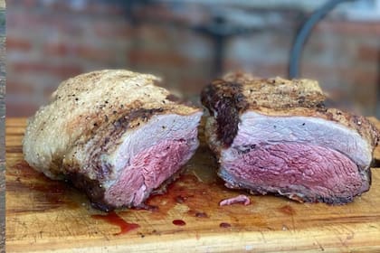 Un vacío con la carne en un punto jugoso y la grasa cubierta por una crosquita