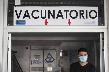 Un vacunatorio en Rosario, la ciudad donde fueron inoculados por error funcionarios del Ministerio de Cultura provincial