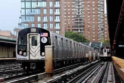 Un vagón del subte de Nueva York en plena circulación