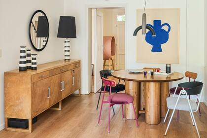 Un vajillero (Harturo) sostiene una lámpara y objetos en blanco y negro (todos Sol Larrosa). La lámpara de techo es un modelo de La Feliz intervenido por ella. Mesa de madera (Sol Larrosa) y sillas mixtas (La Feliz). Cuadro (Polonia).