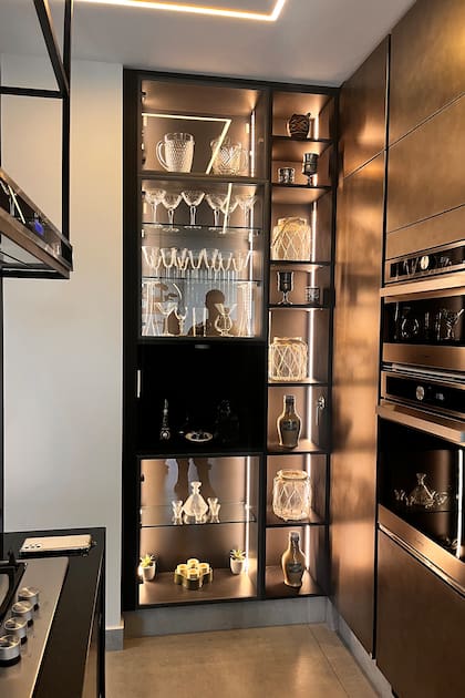 Un vajillero sofisticado y elegante que resalta su interior con luces led, por 360Studio