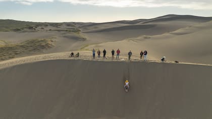 Un valiente hace sandboard y se tira desde lo alto en las Dunas del Nihuil.
