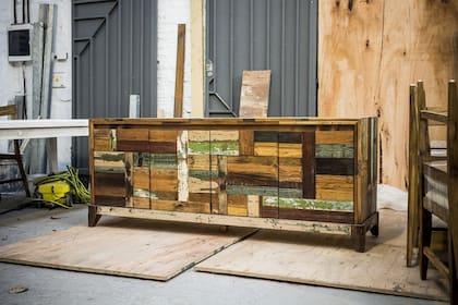 Un valijero fabricado a partir de madera recuperada.