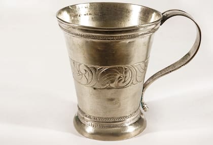 Un vaso de mesa de plata labrado a la usanza colonial